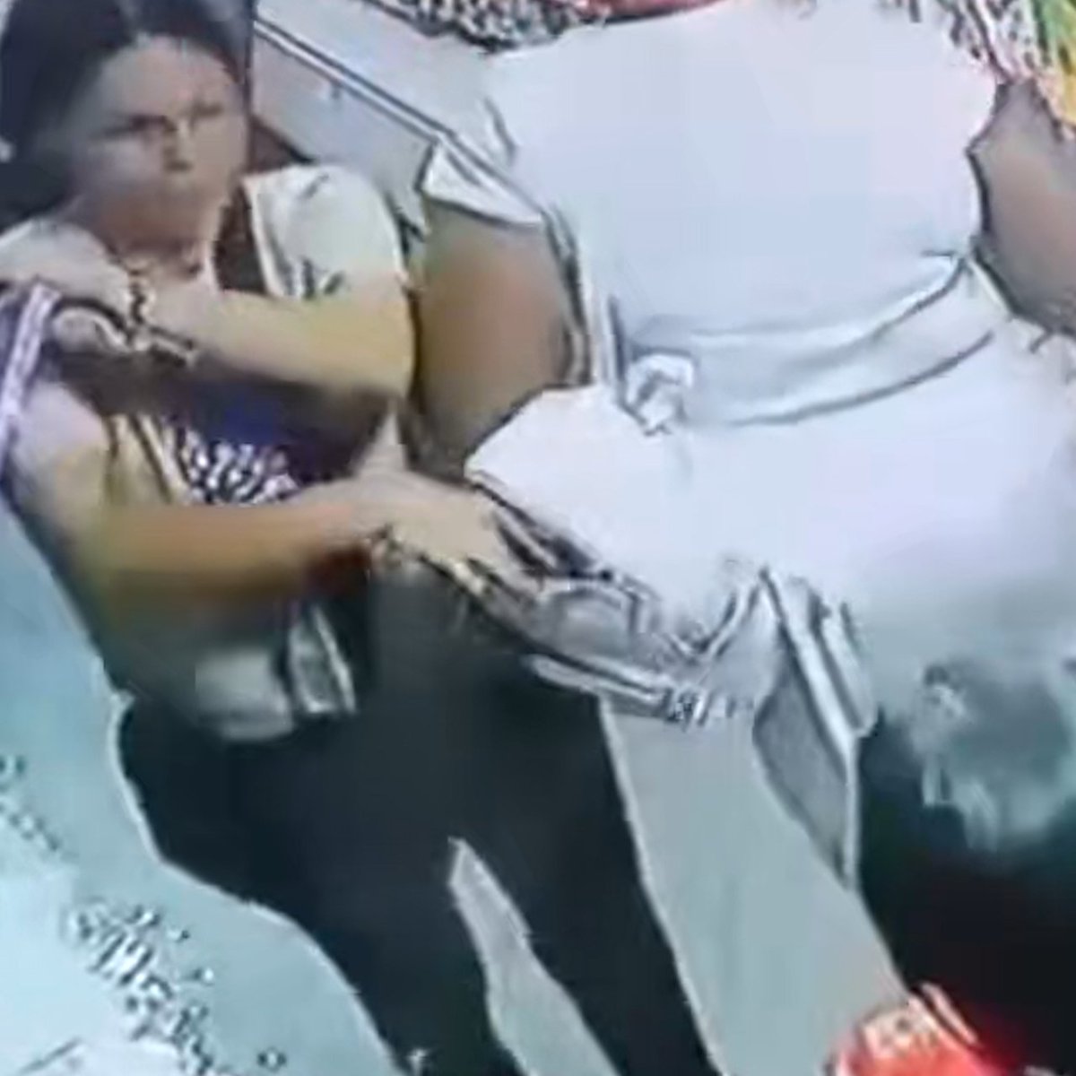 Así operan las bandas de “cosquilleo”. En centros comerciales, parques y calles concurridas.