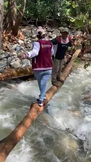 Las y los servidores de la nación arriban a las comunidades más apartadas para levantar el censo de viviendas afectadas por lluvias. Integrantes de la brigada "Guanajuato" cruzan un puente rumbo a la comunidad de San Juan Tetla, municipio de San Joaquín, Querétaro. Realizan un gran esfuerzo para llegar a todos los rincones.