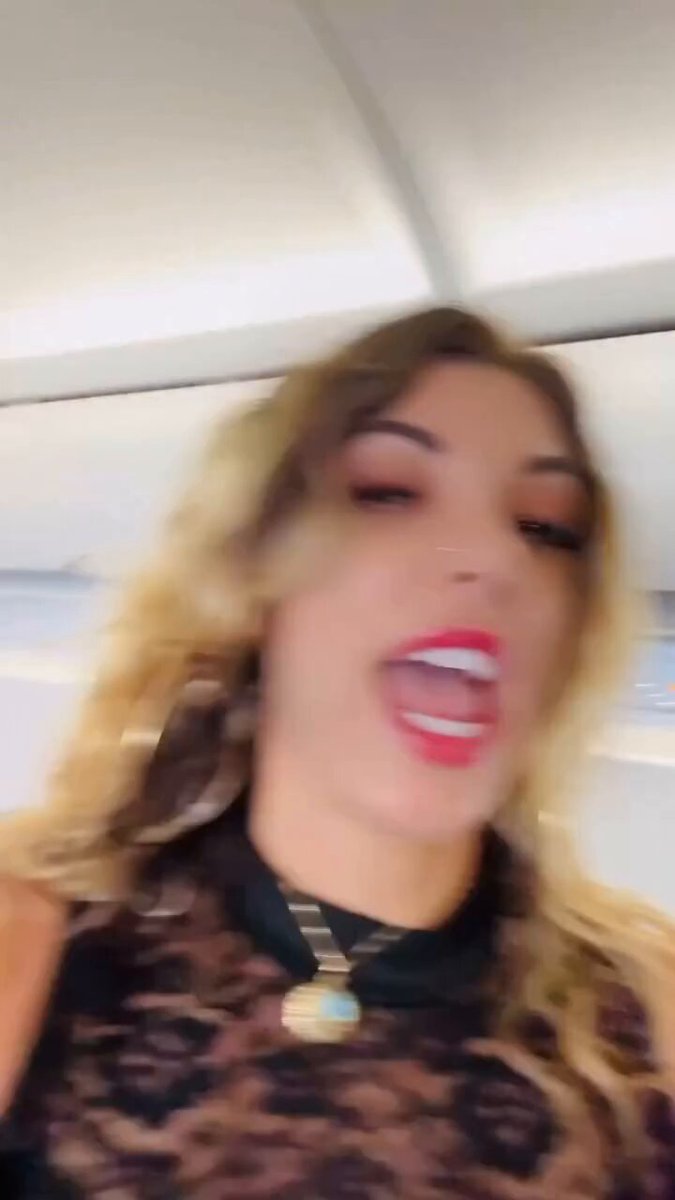 What’s going on with flights lately?! Whitney Lynn an influencer was on a Frontier flight and her carry-on handle was flagged even though she’s traveled with it around the world. She says the flight attendant threatened to kick her off unless she checked it — despite paying for carry-on. They told her, “If you miss your flight, that’s not on us.” What do you think — strict airline policy or what? 👀 Thoughts? ⬇️ 🇺🇸