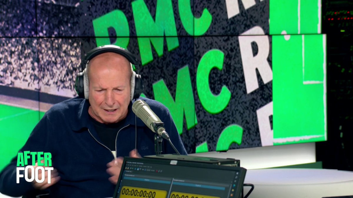 👊 Rolland Courbis est de retour sur un banc de touche... en football amateur ! Après Pascal Dupraz, le Coach est venu au chevet d'un club mal en point dans le programme "Les héros du gazon" et a relevé le pari de relancer une équipe de quatrième division de district.