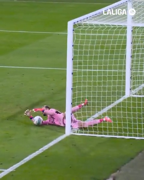 โ Las mejores paradas de Aarรณn Escandell con el Real Oviedo. LALIGAHighlights