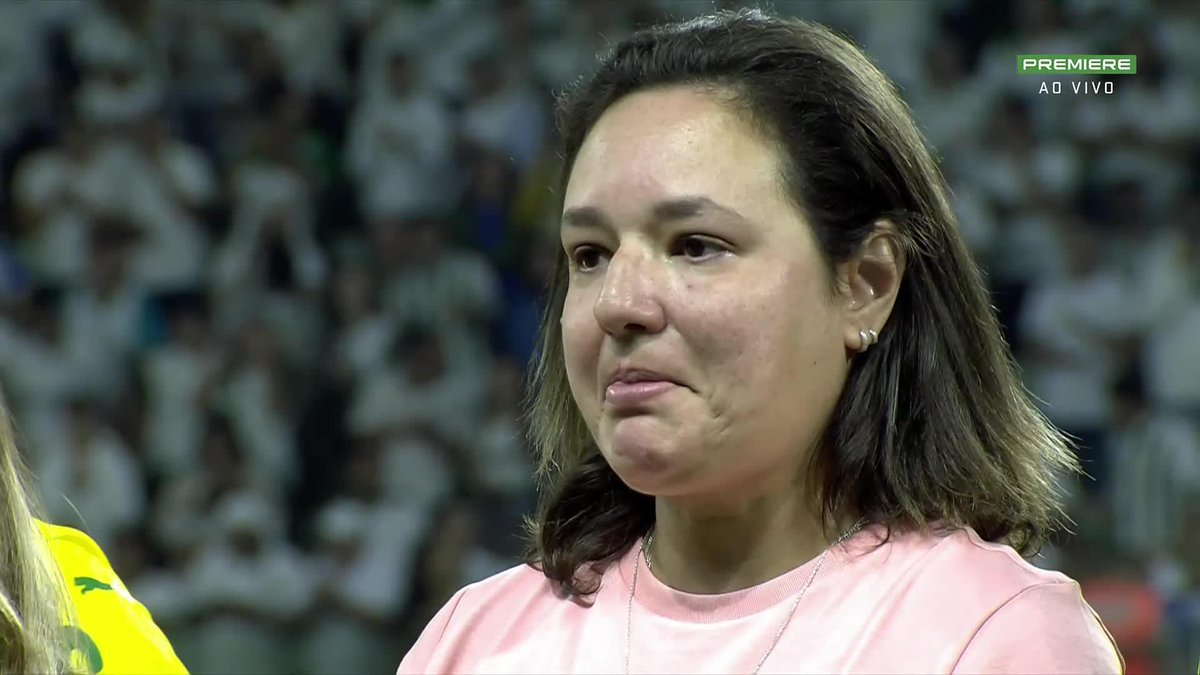 Por conta do Outubro Rosa, Palmeiras levou ao gramado do Allianz Parque torcedoras que tratam câncer de mama. Algumas se emocionaram antes do jogo e durante a execução do Hino Nacional. 🎥 Premiere | ge