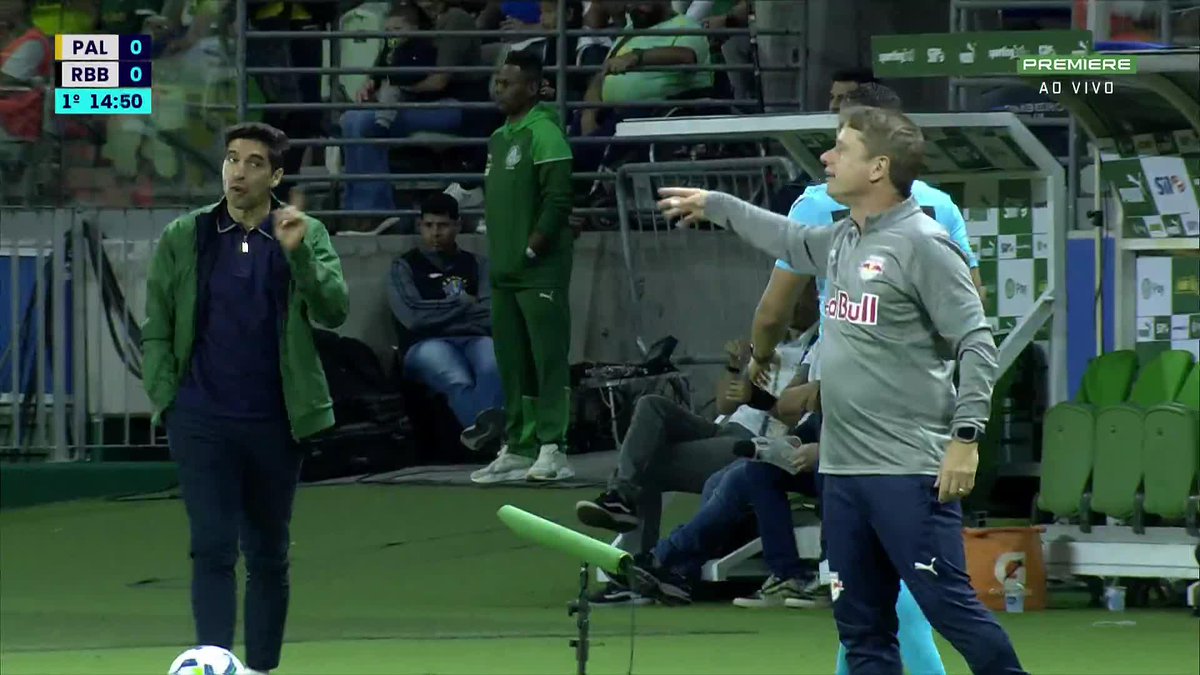Abel Ferreira reclamando com Fernando Seabra sobre lance entre Thiago Borbas e Murilo: "Não foi sem querer, ele tinha espaço para passar ao lado". 🎥 Premiere | ge