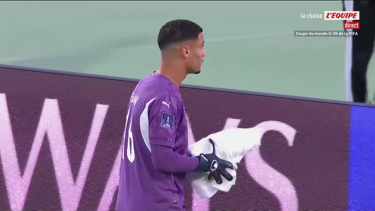 𝗧𝗘𝗟𝗟𝗘𝗠𝗘𝗡𝗧 𝗙𝗢𝗨 : c’est le troisième gardien marocain, Hakim Mesbahi, qui a offert la qualif en finale à son pays… Et il avait préparé ses antisèches. 🇲🇦😭 Quand on dit que tout le monde a un rôle à jouer dans un groupe sur un tournoi. 🤷‍♂️
