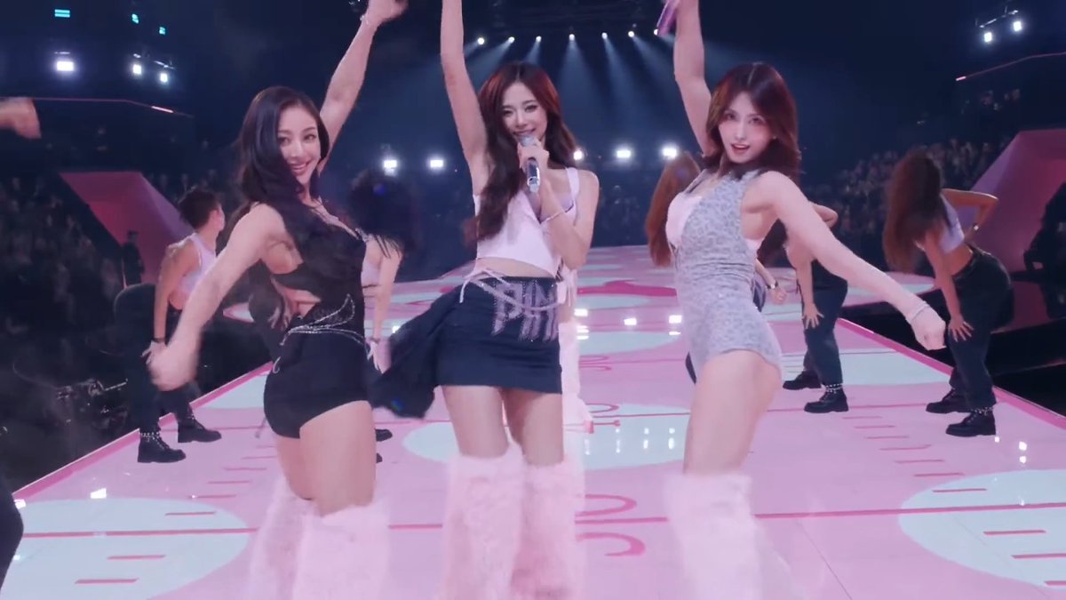 TWICE TAKES THE STAGE AT THE VICTORIA'S SECRET FASHION SHOW WITH 'THIS IS FOR'
