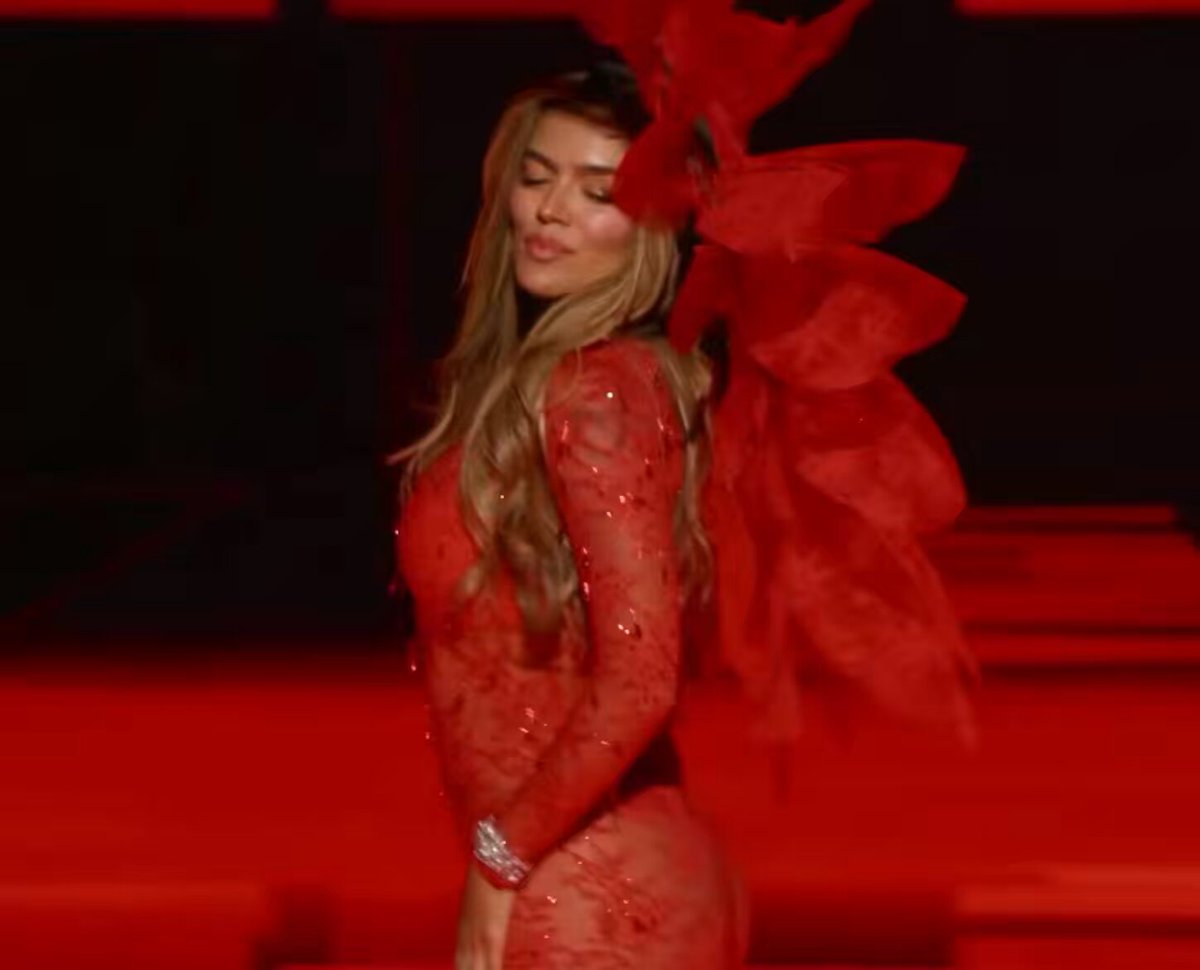 Karol G servindo essência LATINA no #VSFashionShow. 🔥