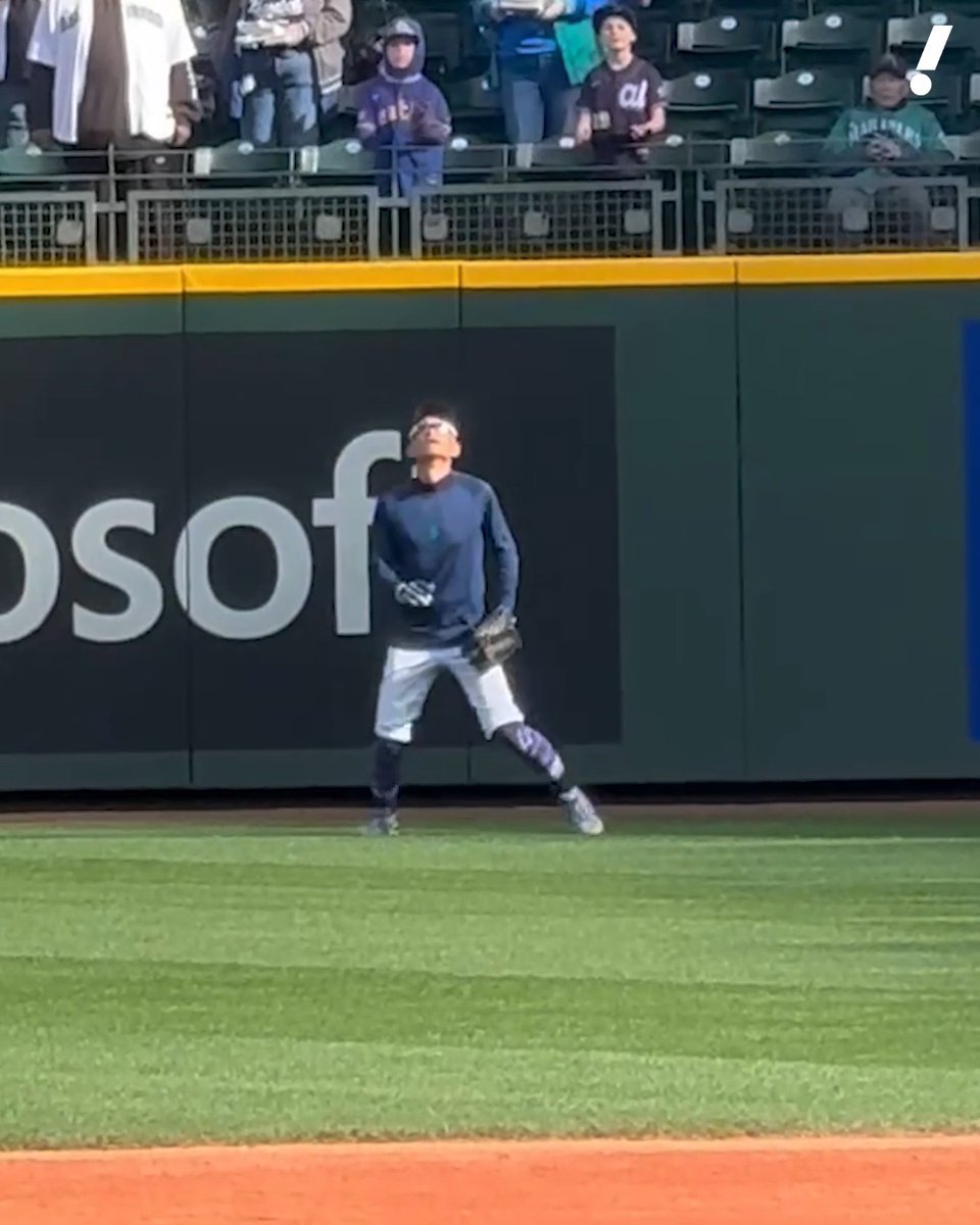 El gran Ichiro Suzuki está para salir a cubrir los jardines un par de entradas, hoy en el juego 3 de la Serie de Campeonato de la Liga Americana. 👀🇯🇵 #Postseason