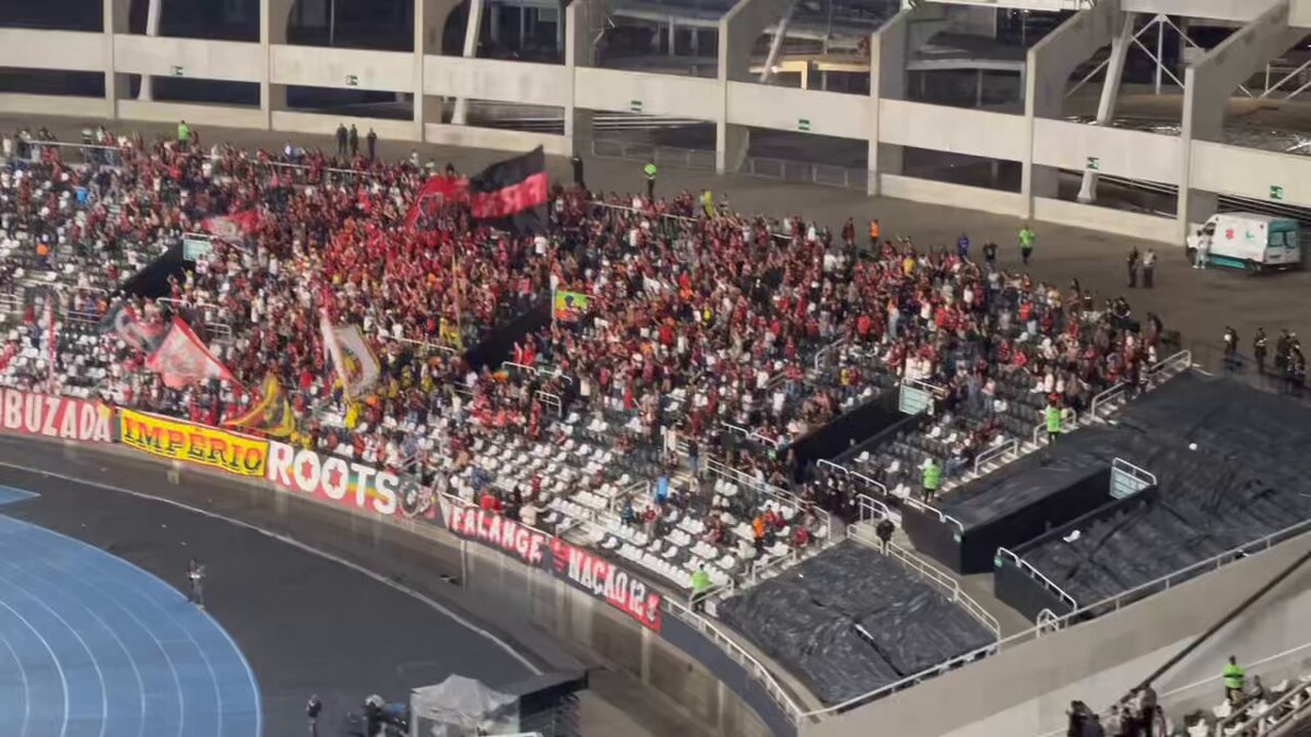 Torcida do Flamengo provoca o Botafogo no Nilton Santos após o terceiro gol: “E ninguém cala esse chororô, chora o presidente, chora o time todo, chora o torcedor!” 📽️Wesley Ramon