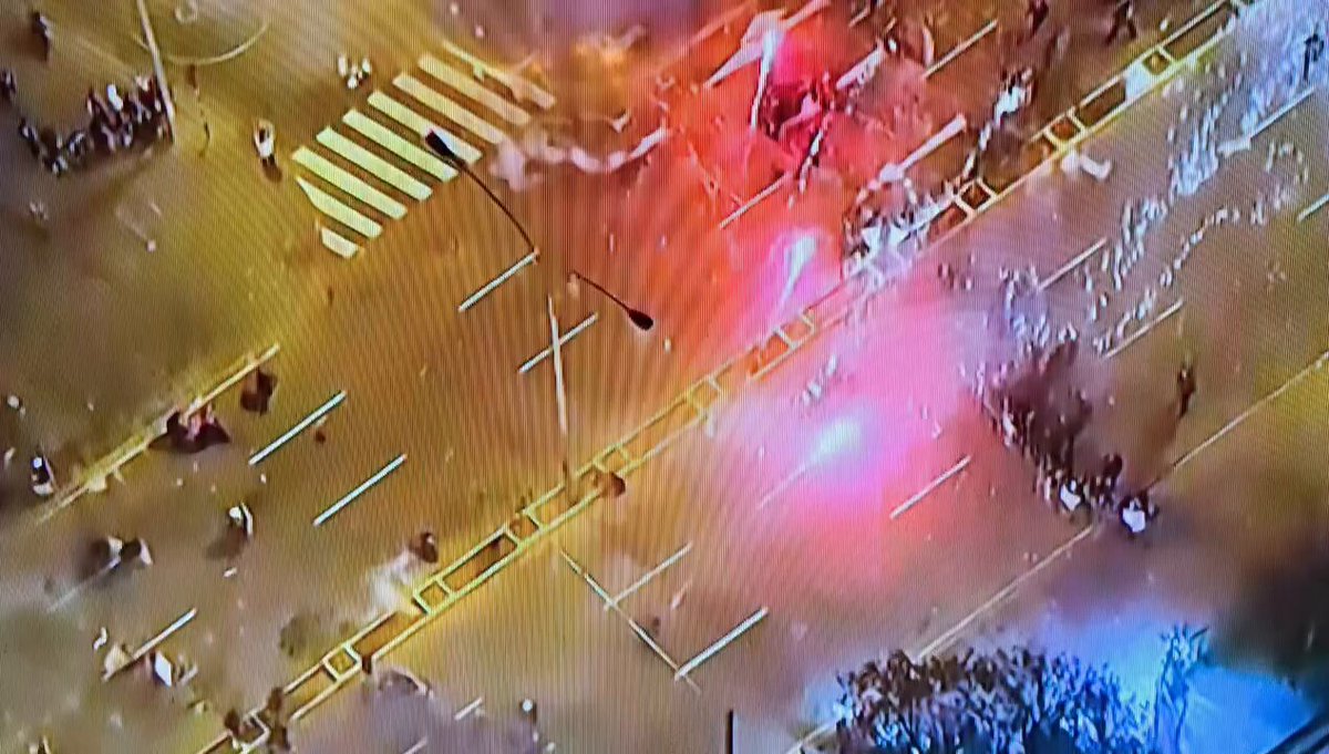 ¿Por qué nuestra PNP tiene que aguantar estos ataques? ¿Por qué no usan la fuerza para defenderse? ¿Hasta cuándo vamos a vivir bajo un régimen de impunidad para los vándalos?