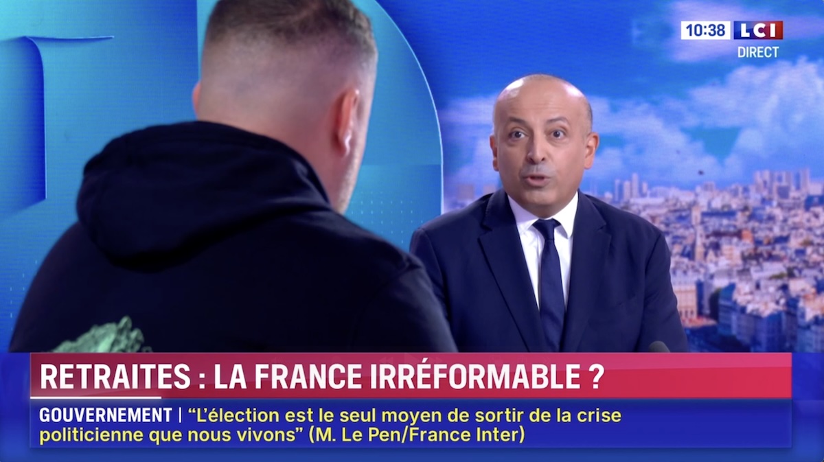 Face à un syndicaliste de Sud Rail qui se plaint des retraites. Je lui démontre qu’il se trompe de combat et qu’il devrait au contraire se battre pour réformer notre système de retraites ! Pourquoi ? Parce que notre système de retraites actuel est une triple injustice : 1) Une injustice pour les salariés. Les retraites amputent aujourd’hui 28 % du salaire brut des salariés, contre 10 % il y a quarante ans. C’est une véritable spoliation des travailleurs. 2) Une injustice pour nos fonctionnaires et les services publics. Les retraites engloutissent 25 % des budgets des ministères. Prenons par exemple le budget de l’Éducation nationale : malgré le fait que le budget global augmente, les dépenses nettes d’éducation, elles, baissent. Les victimes ? Nos professeurs, qui sont sous-payés, et nos enfants, privés de l’enseignement qu’ils méritent. Sur ce point, je vous renvoie aux travaux de JP Beaufret. 3) Et enfin, une injustice pour les générations futures, à qui nous léguons un fardeau insoutenable. Alors oui, il faudrait aujourd’hui descendre dans la rue. Non pas pour refuser une réforme des retraites, mais pour la réclamer ! Non pas pour figer le modèle actuel, mais pour exiger une part de capitalisation ! Pourquoi autant de déni face à autant d’évidence ?