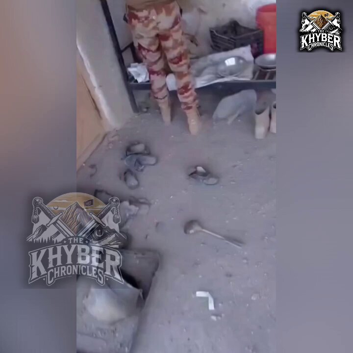 🚨پاک فوج کے خوف سے افغان طالبان اپنی پوسٹیں، وردیاں اور اسلحہ چھوڑ کر بھاگ نکلے، سرحدی جھڑپ میں پاکستانی فورسز نے طالبان کی متعدد چیک پوسٹوں پر قبضہ کر لیا۔