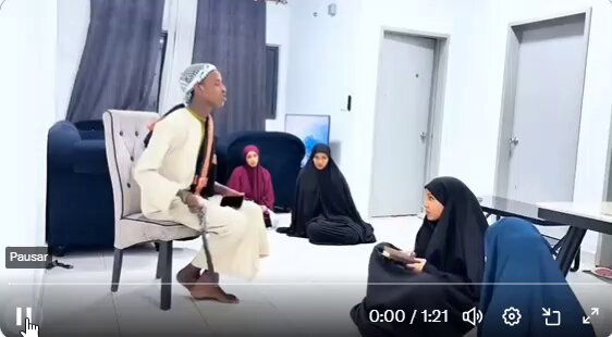 Niñas en una escuela coránica islamista. La letra con sangre entra
