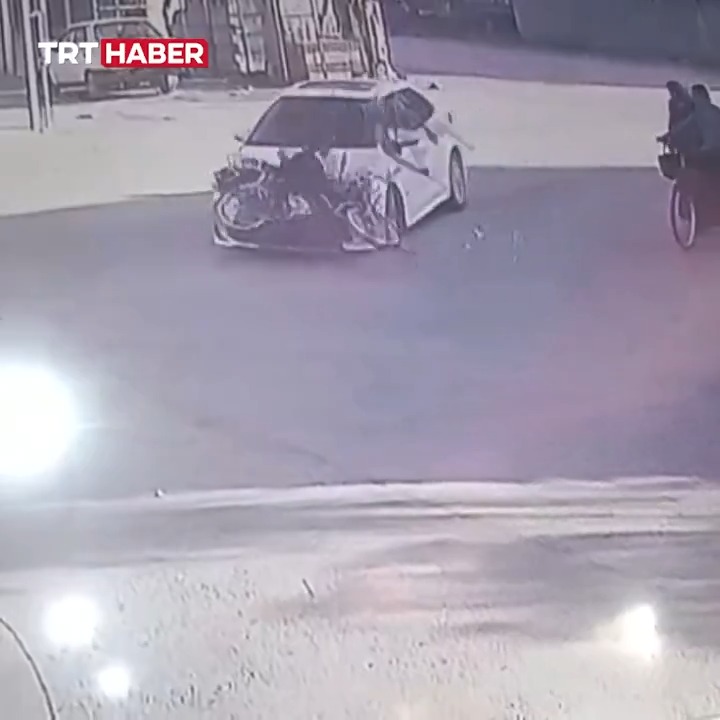 Hatay'da otomobille çarpışan motosiklet sürücüsü savrularak yol kenarında yürüyen yaşlı bir çiftin üzerine düştü. Kazada 3 kişi yaralandı.