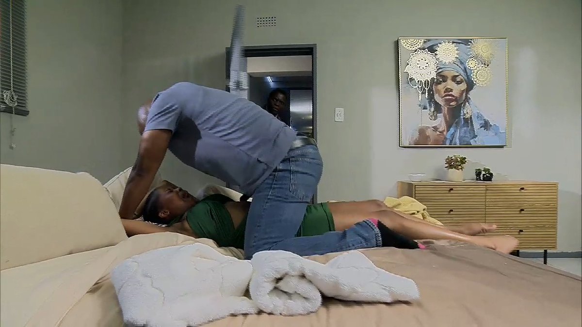 Guys, last night? Yoh! I was on the edge of my seat! Thank God Nhloso walked in just in time to save Lihle from that monster, Lebone. Now that’s what a real father looks like🙌 #etvScandal