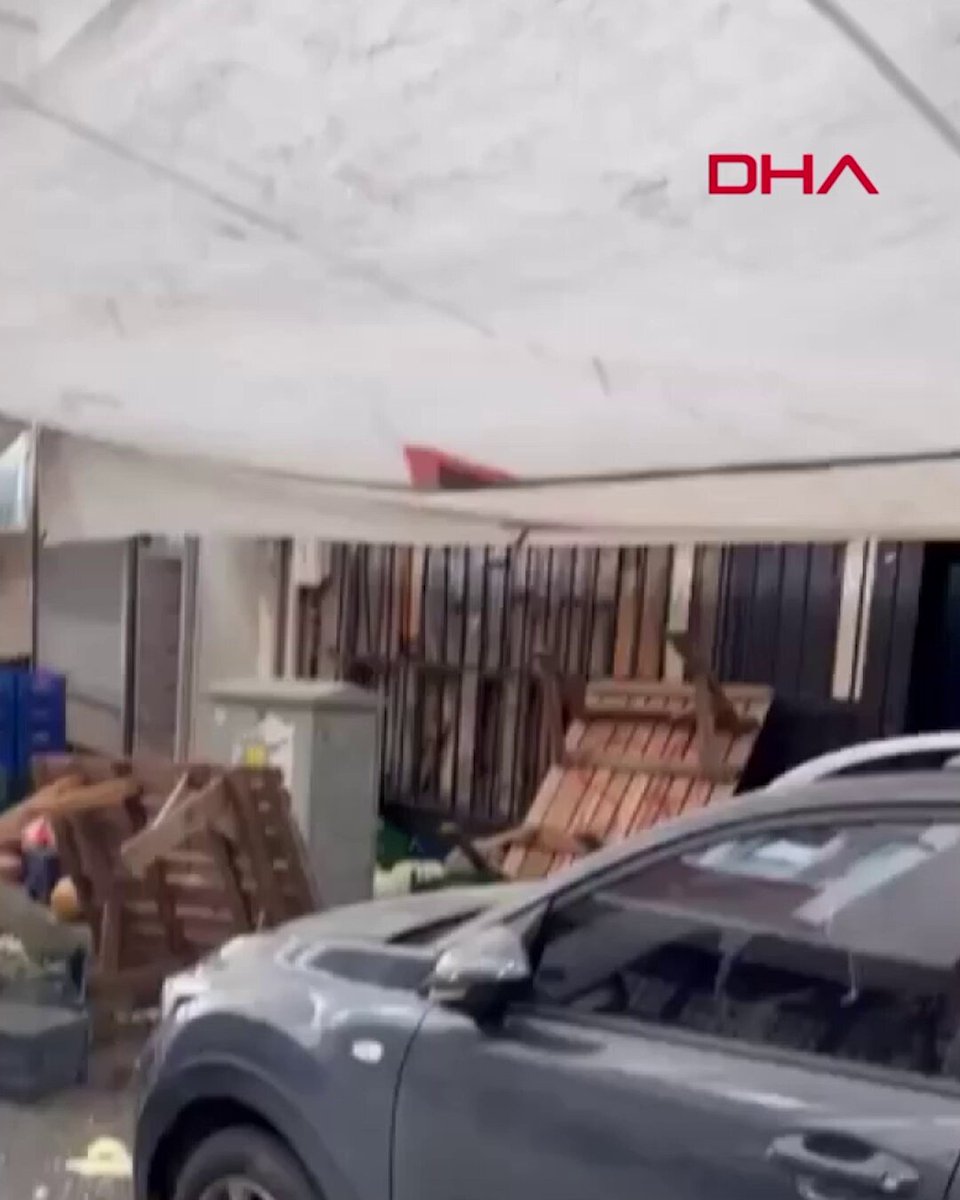 #Kağıthane’de her hafta aynı gün kurulan semt pazarında park halinde unutulan otomobil nedeniyle esnaf tezgah açamadı. Otomobilin sahibine ulaşılamayınca, pazarcılar hep birlikte yan duran otomobili halat yardımıyla çevirip ittirerek karşı kaldırıma taşıdı