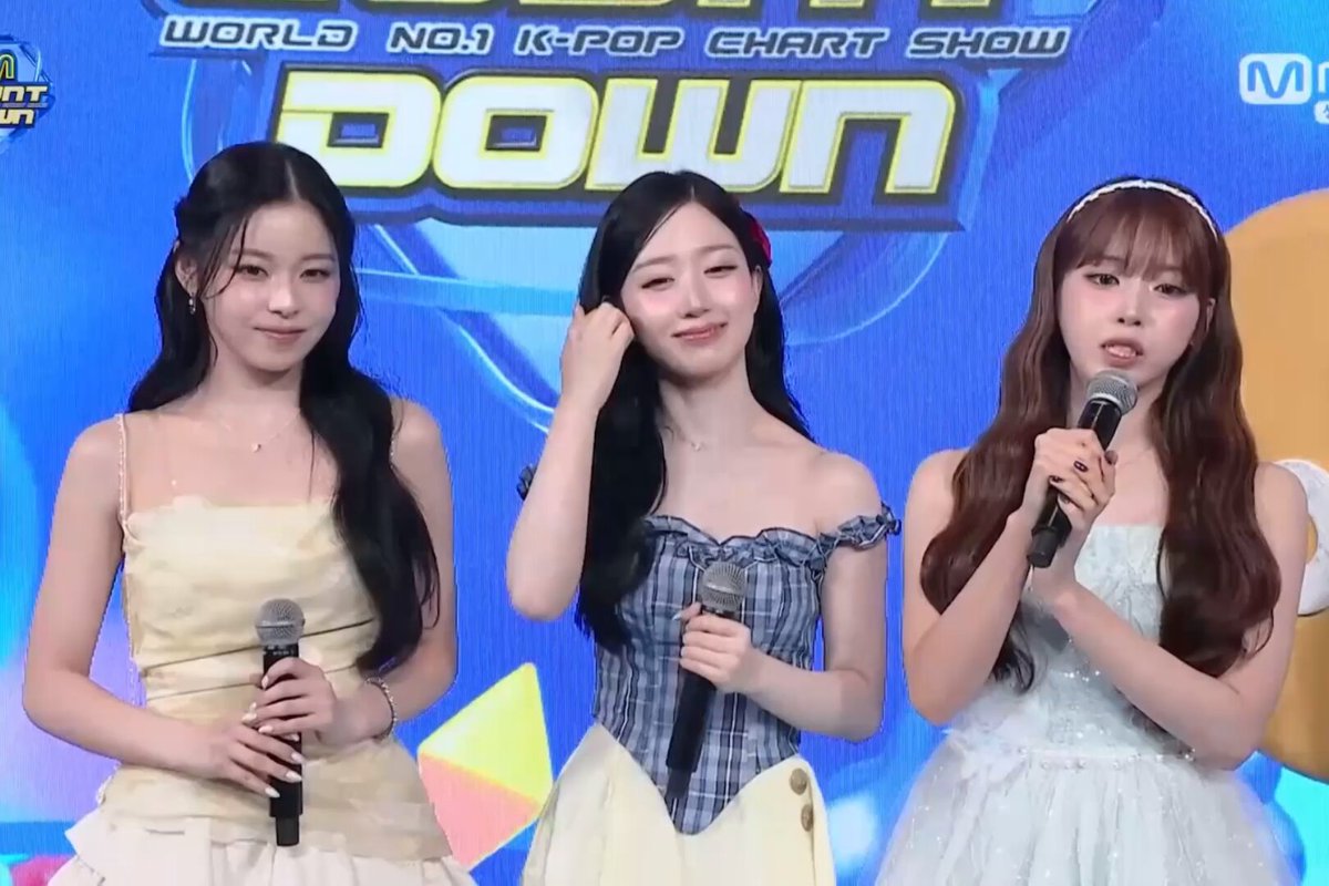 MC special princesses haejjyukkyu for Mcountdown today Jiwoo - Cinderella Haewon - Snow White Kyujin - Belle