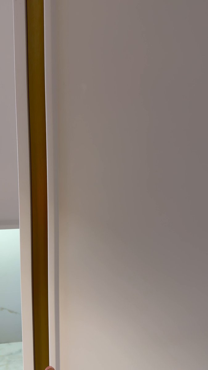 Bu mutfak dolabında, bir boy dolap içerisinde açılan çekmeceler mevcut. Kapak 90° açıldığında da bu çekmeceler açılabiliyor. Fakat daha rahat açılabilmesi için 135° açılabilen menteşeler tercih edilmiş. İnce düşünülmüş bir detay. Aşağıdaki de mutfak dolabı, bu da mutfak dolabı..