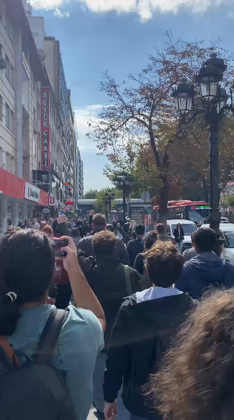 Okulumuz Dil-Tarih'teki faşist çetelerin alçak saldırılarını püskürttükten sonra DTCF'den Kızılay'a yürüyoruz. Faşizme karşı omuz omuzayız. Üniversiteler bizimdir, bizimle özgürleşecek!