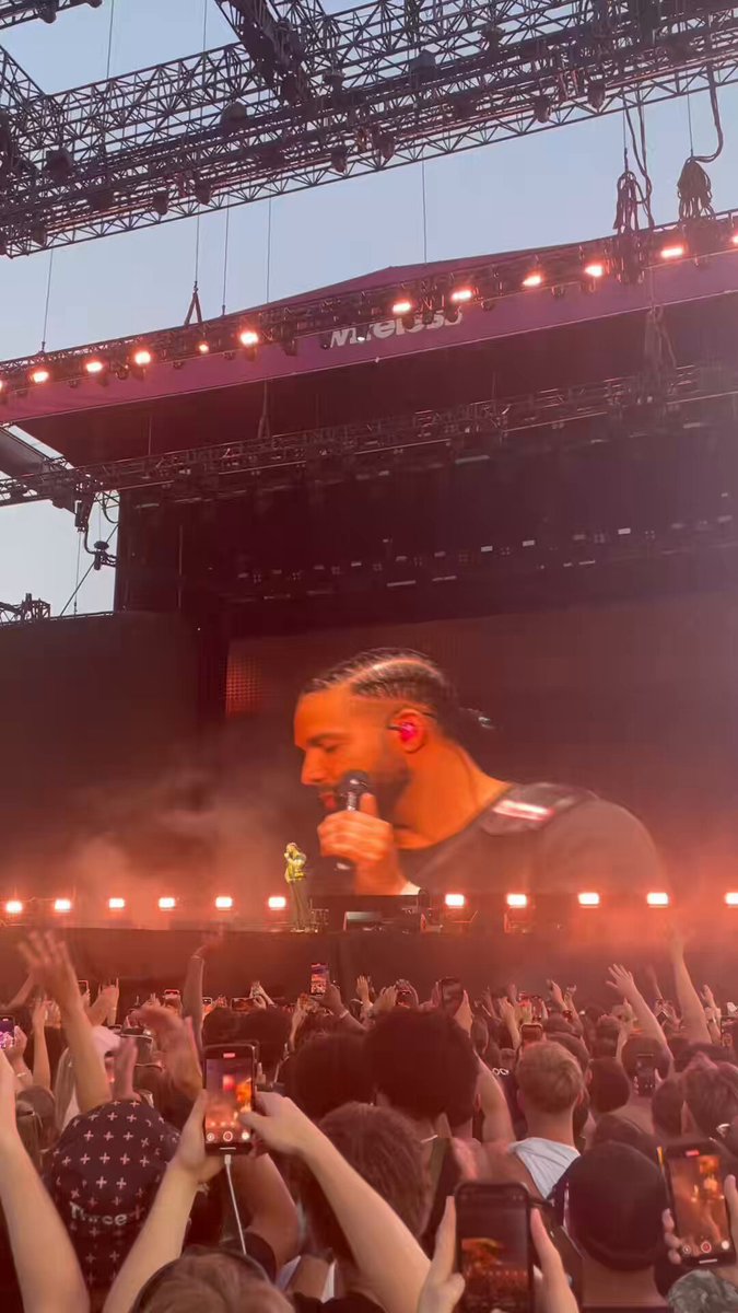 Hearing Drake perform Hours In Silence live gotta be one of the best feelings ever.