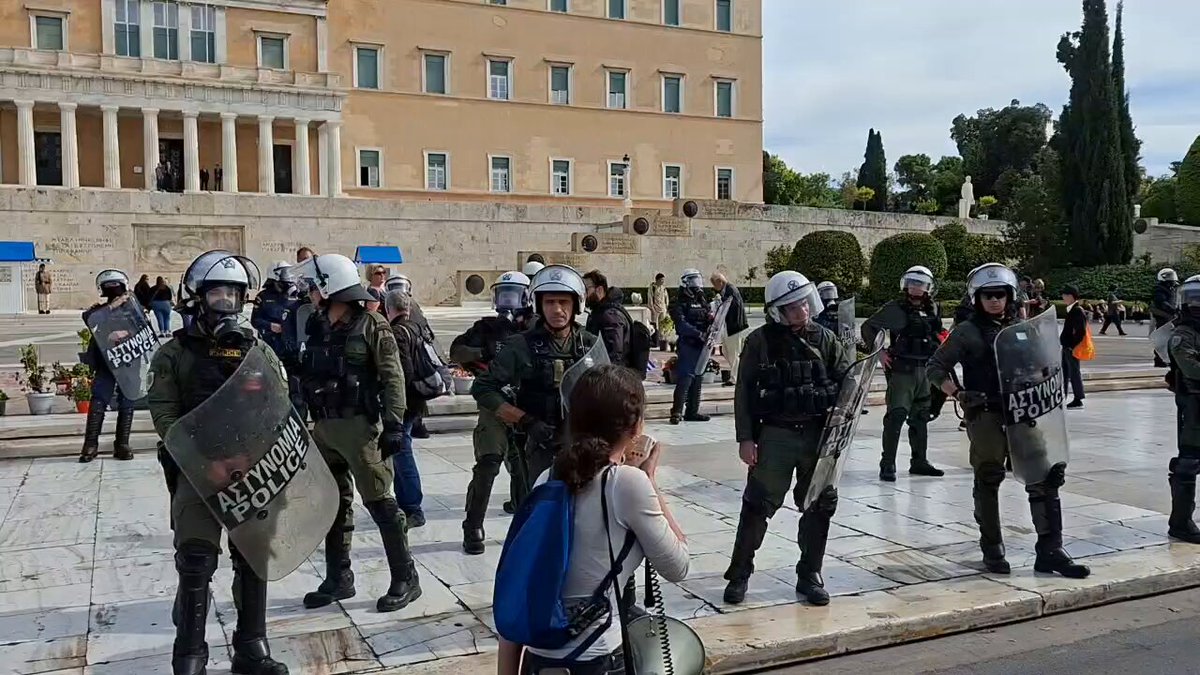 Τα ονόματα των Τεμπων φυλάσσονται από 2 διμοιριες των ΜΑΤ. Οι φοιτητές ζητούν να αποχωρήσουν #Τεμπη #φοιτητες #ΑγνωστουΣτρατιωτη