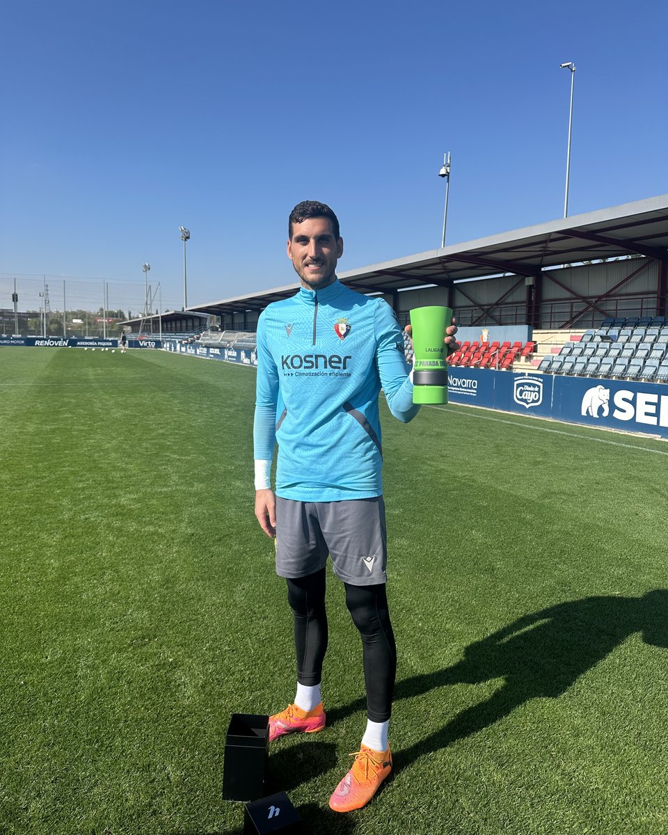 🏆 Un momento mágico. Sergio Herrera Pirón recibió el premio de LALIGASAVEOFTHEMONTH de septiembre, gracias a su doble paradón. LALIGA EA SPORTS | PREMIOSLALIGA | C. A. OSASUNA