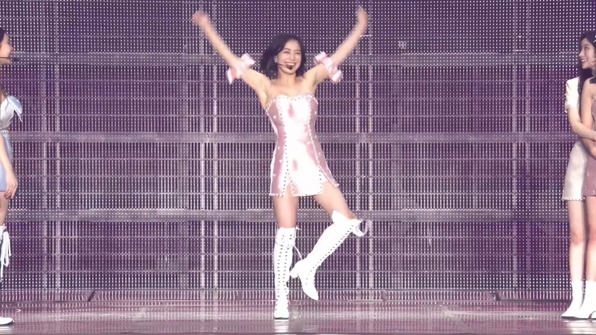 The members made Jihyo dance More & More alone because she missed it when she went to fix her mic 😭