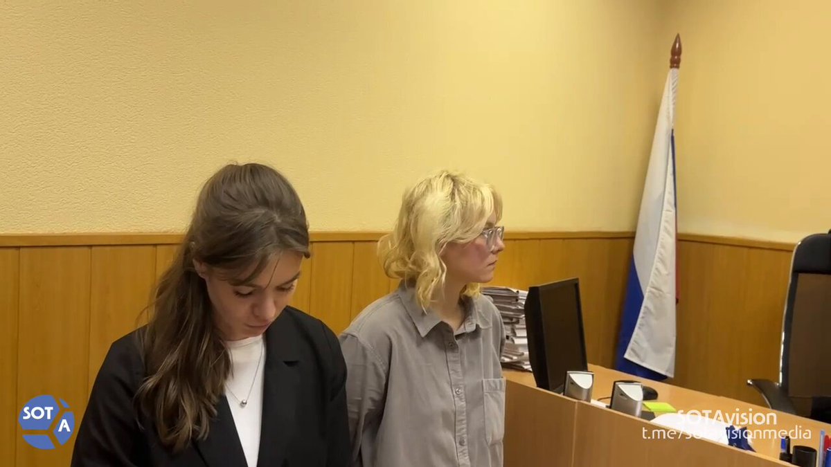 Задержанную вчера в Петербурге вокалистку группы Stoptime Наоко арестовали на 13 суток за исполнение песен «иноагентов» В Дзержинском суде Петербурга прошло слушание по административному делу в отношении уличной певицы Дианы «Наоко» Логиновой. Ее арестовали на 13 суток по протоколу об организации массового одновременного пребывания граждан в общественном месте за публичное исполнение песен «иноагентов», передал наш корреспондент. Информация о том, что против Наоко также составили протокол о «дискредитации» армии, на данный момент не подтверждается. Адвокатом Марией Зыряновой были заявлены ходатайства в вызове в качестве свидетелей мамы Дианы, полицейских, которые составляли протокол, и вызове прокурора для поддержания обвинения. Также адвокат Зырянова просила вызвать в суд как свидетеля некого гражданина Николаева. В материалах дела есть его о том, что уличный концерт Наоко ему помешал. Защитица указала на то, что изначально заявление Николаева было написано 13 октября, теперь же в нем проставлена дата 11 октября. Она просила исключить бумагу из дела. Все ходатайства была отклонены. Также судья Яна Никитина отказала защите в допуске в качестве свидетеля событий мамы девушки, Ирины Логиновой, которая была на концерте 11 октября. Она принесла в суд многочисленные грамоты дочери. «Ну что вы меня фоткаете, я же после ночи в камере. Выберете, где я хорошо получилась, пожалуйста», — сказала Диана, услышав вердикт суда об аресте. 18-летную Диану «Наоко» Логинову вчера утром доставили в отдел полиции №78 Санкт-Петербурга, где она провела ночь. Вечером того же дня сотрудники ввели план «Крепость», согласно которому никого не впускали в отделение. Видео, фото: SOTAvision