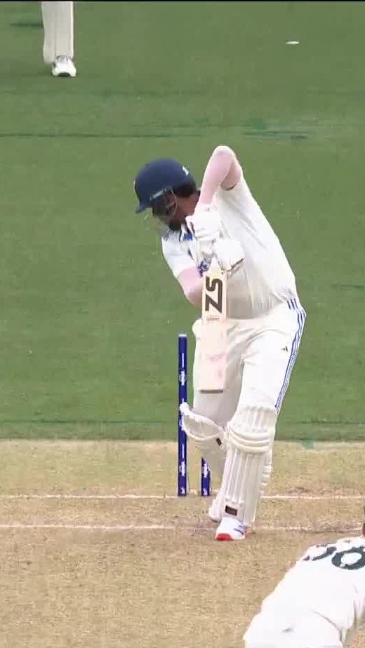 So we’re just gonna pretend as if Mitchell Starc Does not know how to swing the ball? (also no sandpaper wasn’t used in that match lmao)
