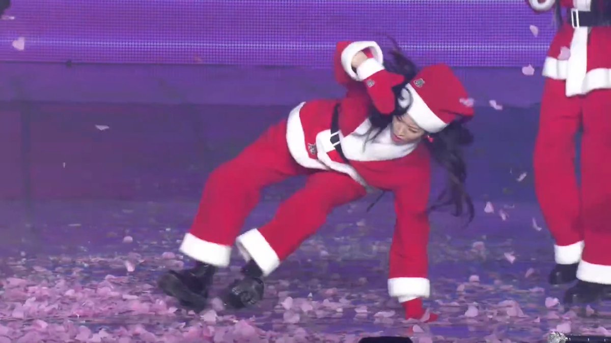 Santa Dahyun breakdancing with her fav TT remix 😭
