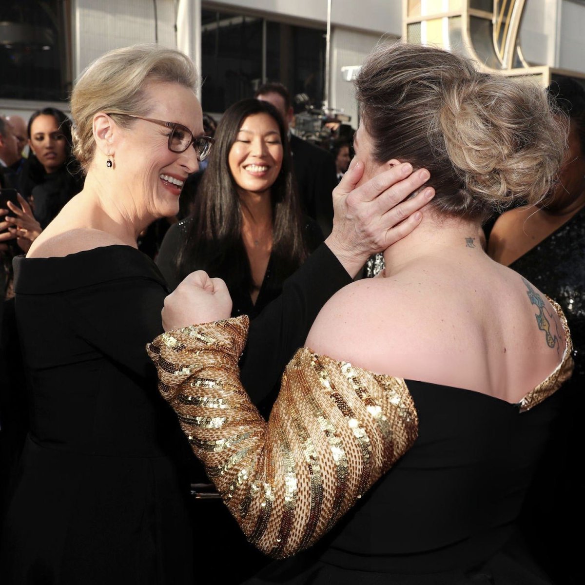 Kelly Clarkson meeting Meryl Streep for the first time is the sweetest thing ever, sheโs just so down to earth ๐ฅบ