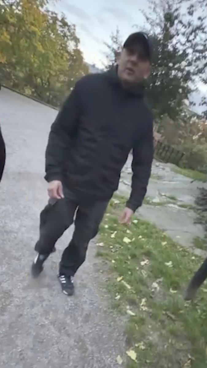 I måndags attackerades den 17-årige videobloggaren Lulle av AFA-aktivister med slag och pepparspray. I främsta ledet syntes Joel Bjurströmer Almgren – sannolikt Sveriges mest ökända vänsterextremist. Han blev rikskänd efter att ha dömts för mordförsök på en meningsmotståndare i Kärrtorp 2013, men har även ett omfattande belastningsregister med flera opolitiska våldsbrott, grovt vapenbrott och hot mot tjänsteman. 🔗 Läs mer om övriga AFA-aktivister bakom misshandeln: