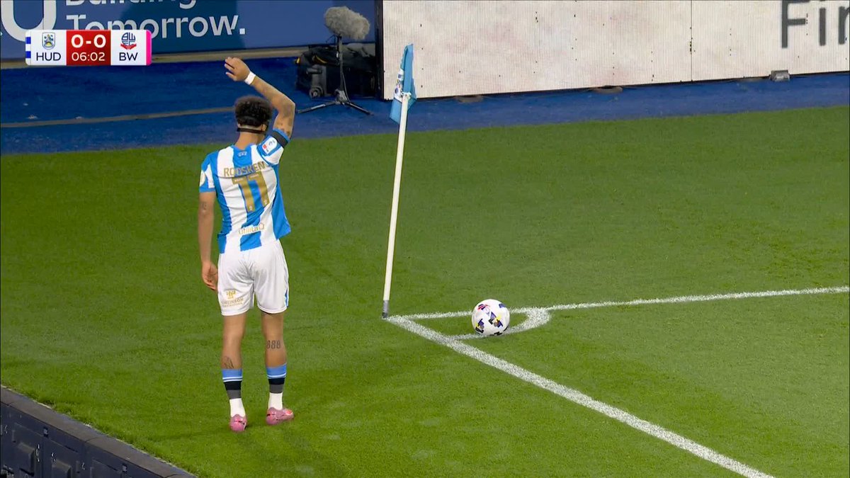 Leo Castledine's header gives Huddersfield an early lead! 💥