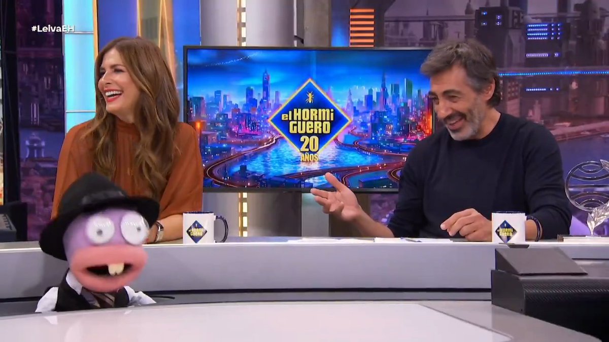 Juan Del Val siempre ha sido uno de esos tíos acomplejados por estar a la sombra de su mujer y ahora que se siente más que ella es cuando hace esas declaraciones de amor en público que antes eran todo menos románticas.