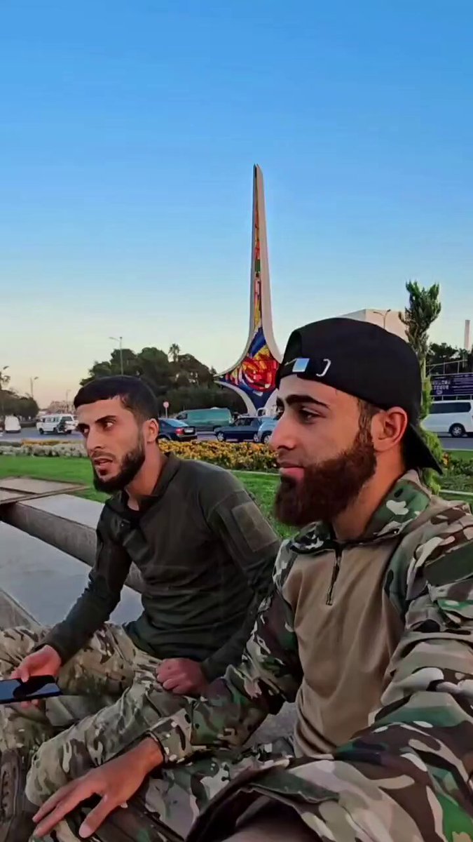 عناصر بالجيش السوري ينشدون" أيها التاريخ عدنا " من ساحة الأمويين بالعاصمة دمشق بس في ناس عم تقول أنو الشام ضاعت بعد ما رجعت لأهلها وهي الوجوه الخير النيرة مو عاجبتهم كان عاجبهم بو حيدر جوية و المكابس ومجازر الحزب بالقصير و داريا...