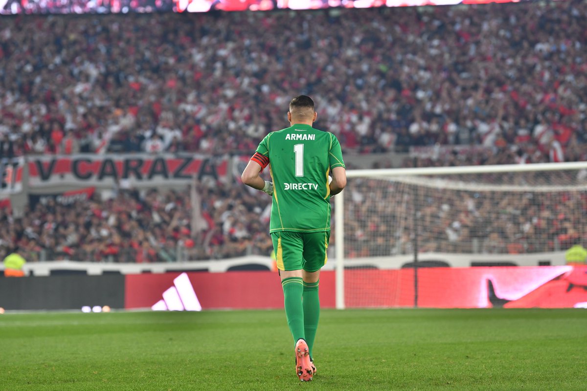 Armani, siempre 𝐀𝐫𝐦𝐚𝐧𝐢 🧤🤍❤️🤍 ¡Feliz cumple, Pulpo! 🎂