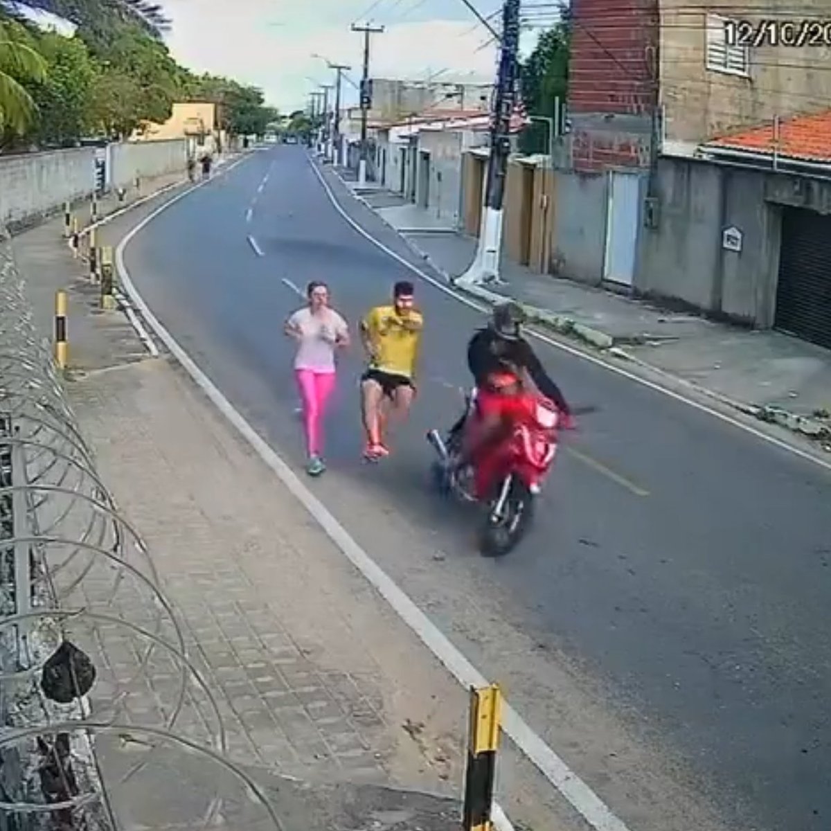 #Brasil Un corredor fue atropellado por una motocicleta en Cascavel, Brasil. Su acompañante y otras personas le brindaron auxilio, y posteriormente fue trasladado al hospital. El motorista huyó del lugar.