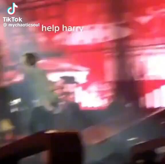 remember when liam hurt his ankle during a show and got so much love and attention ❤️‍🩹😭