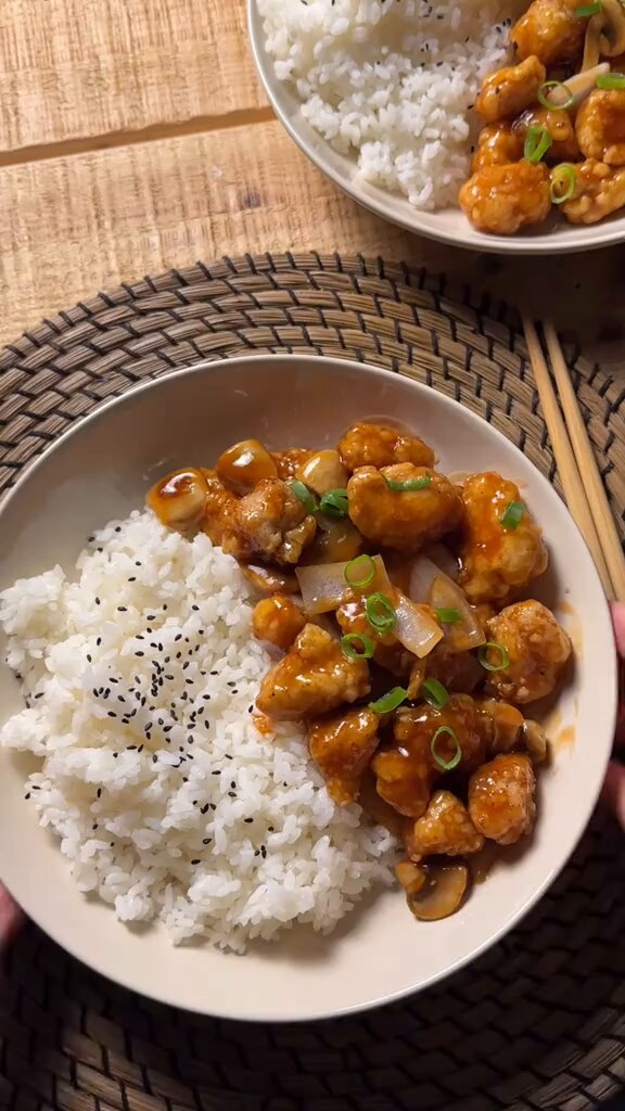 Receta de pollo crujiente con salsa agridulce y arroz blanco 🍛(también conocido como pollo agridulce 😅) crujiente e increíblemente rico. 📹soyis_ | Hola! Soy Is Ingredientes - pechuga de pollo - ⁠cebolla - ⁠champiñones - ⁠harina - ⁠ajo en polvo - ⁠ketchup - ⁠salsa de soja - ⁠azúcar - ⁠vinagre - ⁠fécula de maíz