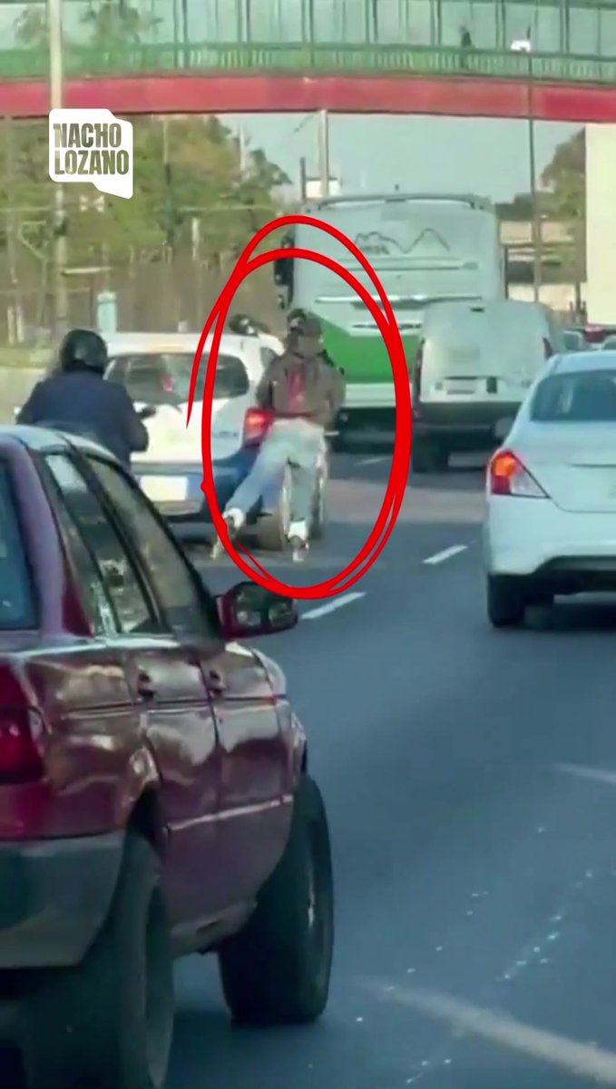 Así captaron a este joven, sin casco y patinando entre los autos sobre los carriles centrales de la Calzada Ignacio Zaragoza, en la #CDMX. Este es el video que circula en redes sociales del momento: