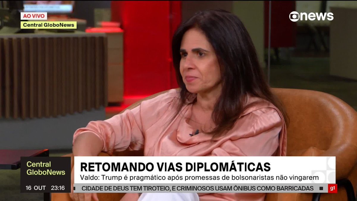 . Maria Cristina Fernandes conta que o deputado federal Eduardo Bolsonaro (PL-RJ) e o blogueiro Paulo Figueiredo “tentaram melar o encontro do (ministro das Relações Exteriores) Mauro Vieira (com o secretário de Estado dos EUA, Marco Rubio) naquela ida ao Departamento de Estado, ontem (quarta-feira, 15). O relato que se tem é que os dois chegaram lá e foi uma passagem fugidia, porque disseram para eles: ‘Olha, mudou a agenda, mudaram as prioridades. Por causa da China, a gente está precisando do Brasil’. E puseram os dois para correr.” E Natuza Nery acrescenta: “Você deixa as coisas mais claras, e talvez a interlocução possa ter mudado de lado”. ➡ Assista à #CentralGloboNews: #GloboNews