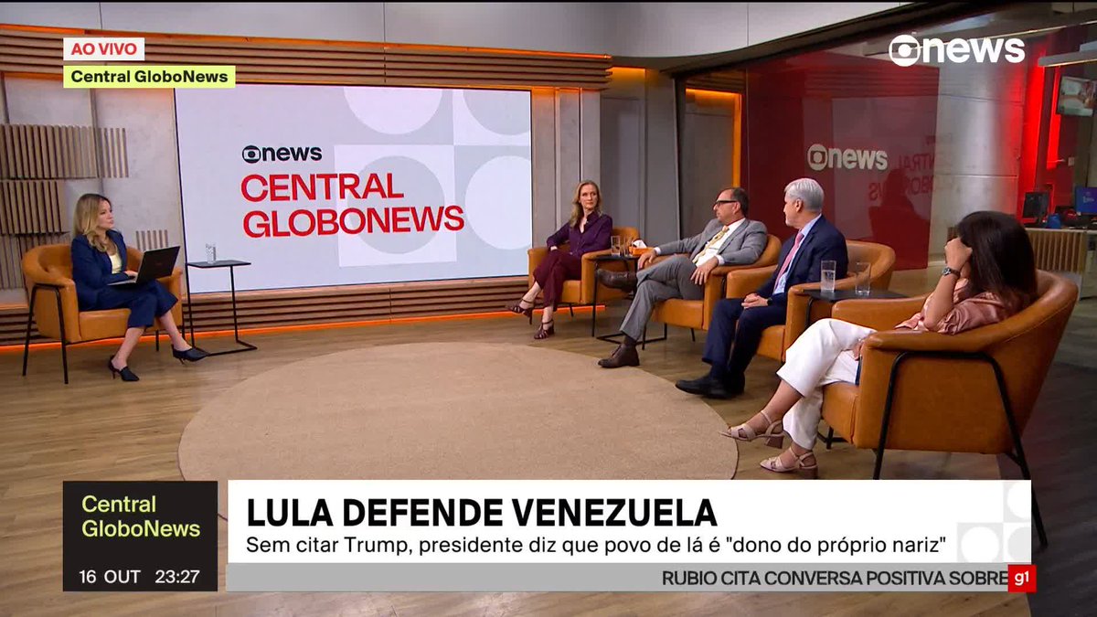 “Momento errado dessa nota”, diz Ana Flor sobre a defesa da Venezuela contra os Estados Unidos feita pela Comissão Executiva Nacional do PT. “Agora, a gente precisa lembrar que o PT reconheceu a vitória de (Nicolás) Maduro, e o governo Lula não. Há uma diferença, mas é o partido de Lula com um novo presidente apoiado por Lula, e vem num momento em que não ajuda na relação que (o ministro das Relações Exteriores) Mauro Vieira quer construir.” “E eu tendo a achar que não foi só a nota. O discurso do presidente da República, hoje no PCdoB, foi neste mesmo tom”, acrescenta Maria Cristina Fernandes, lembrando que Lula afirmou que o povo venezuelano é “dono do próprio nariz”, e Octavio Guedes analisa que o presidente “está arriscando uma linha de que uma coisa é uma coisa, outra coisa é outra coisa: ‘Vamos negociar com os Estados Unidos, mas vamos manter uma posição histórica do partido de defender a não ingerência de outros países’. Porque, vamos e voltamos, é mesmo um absurdo um país admitir que está usando o seu serviço secreto para derrubar um presidente, por mais ditador que ele seja, por mais fraudada que seja a eleição. Lula está marcando uma posição, e a gente pode discutir se é conveniente ou não neste momento.” “Esse é o meu ponto. No dia de hoje, a nota e essa declaração me parecem um erro estratégico”, arremata Natuza Nery. ➡ Assista à #CentralGloboNews: #GloboNews