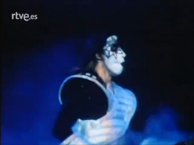 Fallece Ace Frehley, icónico guitarrista y fundador de Kiss. Muchos grabamos (en VHS) sus actuaciones en ‘Aplauso’. Nuestro recuerdo y homenaje 👉 #DEP