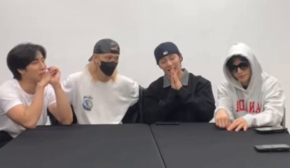 hyunjin and jisung taking turns wearing jeongin's hat lmao