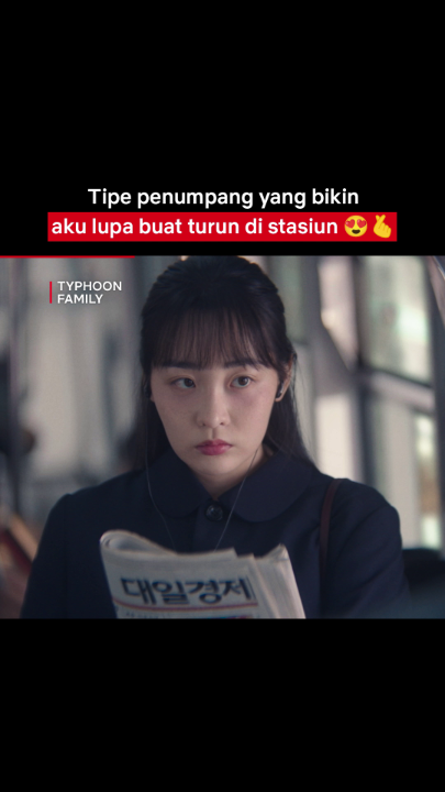 Udah bolak-balik naik turun KRL, belom pernah nemu yang modelan kayak Lee Jun-ho ini 😩💐