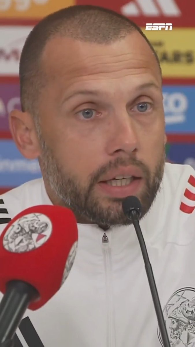 Als het aan John Heitinga ligt, is de staf nog niet compleet 👀 "Alles wat hier binnenkomt, moet wel van Champions League-niveau zijn"