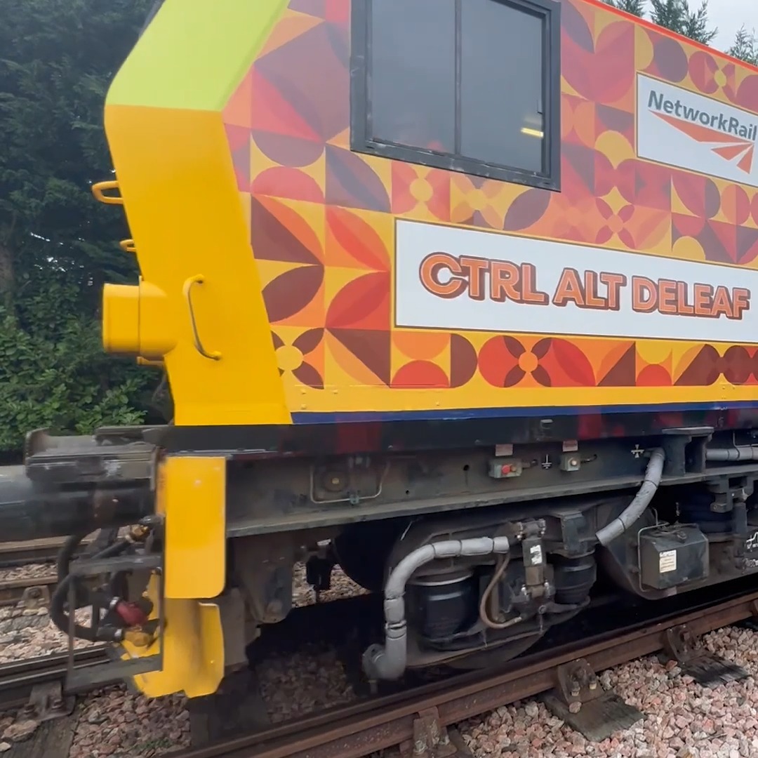 🚅 🍂 Our Ctrl Alt Deleaf train uses water jets to blast leaf-mulch off the tracks – and keep your journeys running reliably this autumn: ➡️ #LeavesOnTheLine #CtrlAltDeleaf