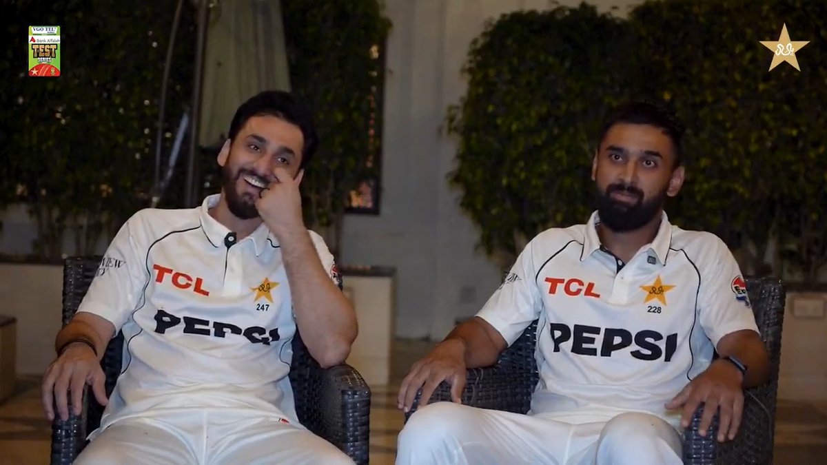 📱 𝑷𝒉𝒐𝒏𝒆 𝑭𝒊𝒍𝒆𝒔 with Abdullah Shafique and Salman Ali Agha! From the last clicked picture to favourite Instagram post and nonstop teammate notifications 🔊 #PAKvSA | #GreenPeYaqeen