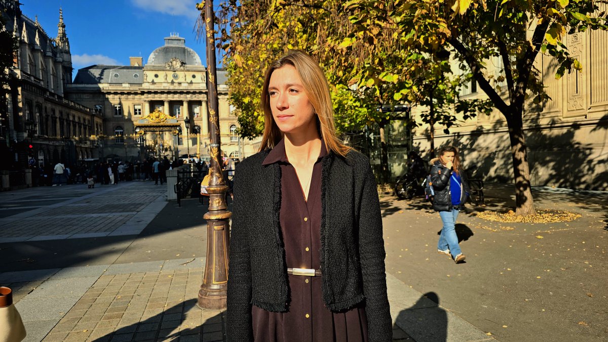 « Je me suis dit que c’était important de venir soutenir la famille de Lola » explique Claire Geronimi, venue au procès de la meurtrière de Lola. « Très peu d’associations féministes seront présentes aujourd’hui. »