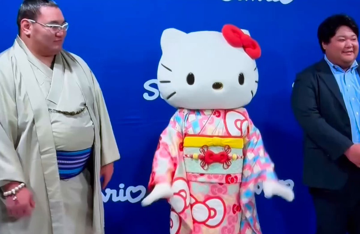 #大相撲ロンドン公演🇬🇧 ジャパン・ハウスでの記者会見中 キティちゃんと豊昇龍 イチャイチャしすぎ！😇