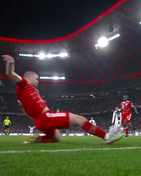 Matthijs de Ligt, çizgiden çıkarıyor.